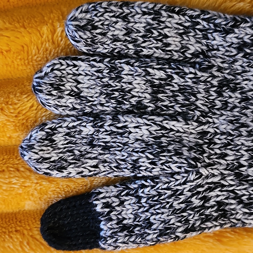Women's Gloves - Picture 10 of 15